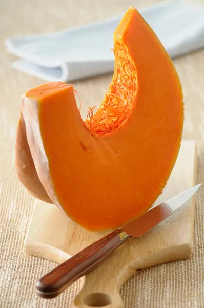 Close Wedge Pumpkin Cutting Board Knife Beige Background — Stock Photo, Image