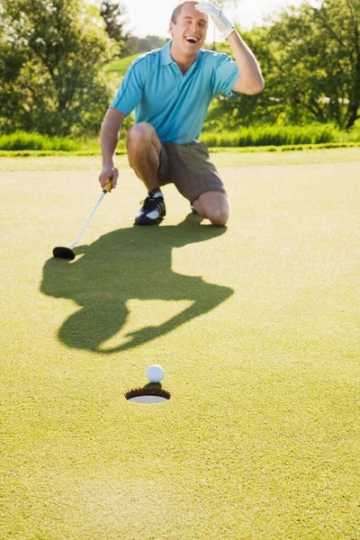 Smějící Muž Hraje Golf — Stock fotografie