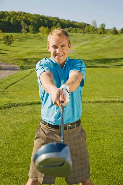Gülen Adam Golf Oynuyor — Stok fotoğraf