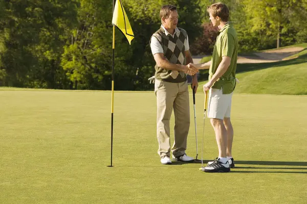 Male Golfers Shaking Hands — Stock Photo, Image