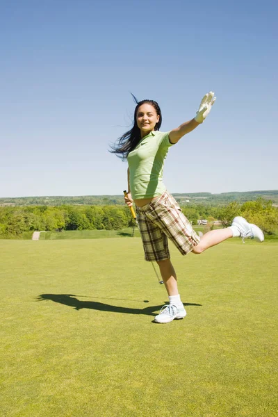 Glimlachende Jonge Vrouw Golfbaan — Stockfoto
