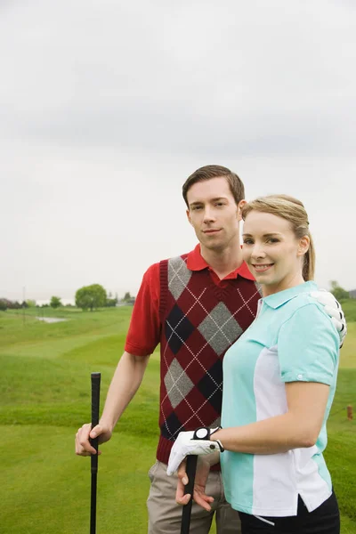 Junges Paar Beim Gemeinsamen Golfen — Stockfoto