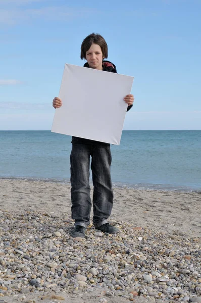 Menino Segurando Lona Branco Praia Sete França — Fotografia de Stock