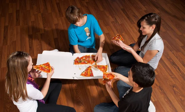 Дети Едят Пиццу Деревянном Полу — стоковое фото