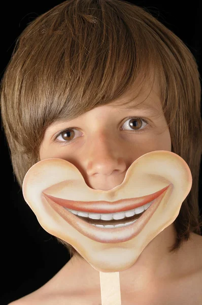 Αγόρι Που Κρατά Χαμογελαστή Μάσκα — Φωτογραφία Αρχείου