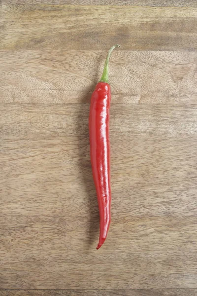 Röd Chilipeppar Träbord — Stockfoto