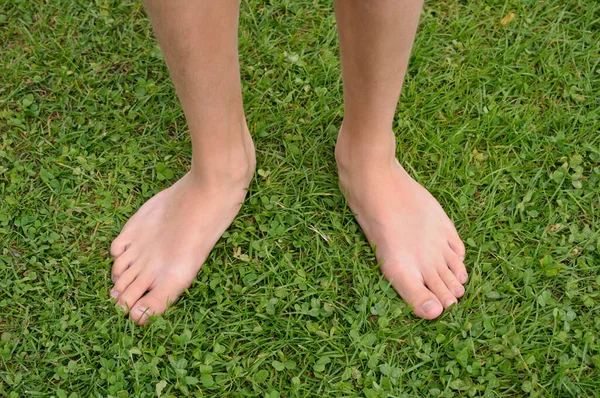 Close Bare Feet Grass — Stock Photo, Image