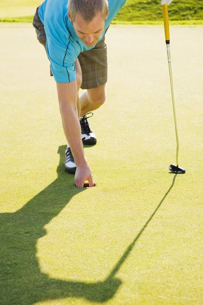 Junger Mann Beim Golfspielen — Stockfoto