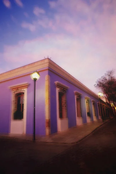 墨西哥瓦哈卡市大楼和灯柱街角 — 图库照片