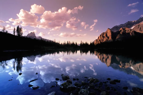 加拿大不列颠哥伦比亚省Yoho国家公园Schaffer湖和山脉的日落 — 图库照片