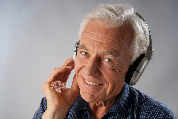 Człowiek Słuchający Muzyki — Zdjęcie stockowe