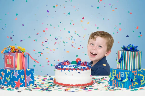 誕生日ケーキとプレゼント付きの若い男の子 — ストック写真