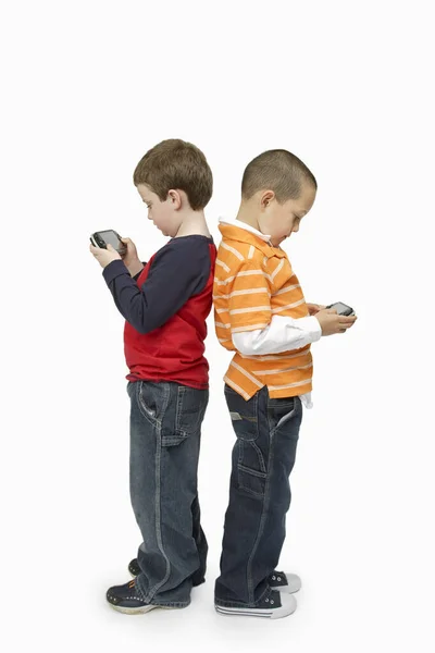 Jungen Mit Handheld Videospielen Stehen Rücken Rücken — Stockfoto