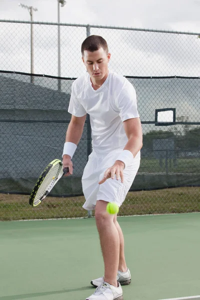 Молодой Человек Играет Теннис — стоковое фото