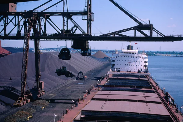 加拿大安大略省汉密尔顿的船舶卸货 — 图库照片