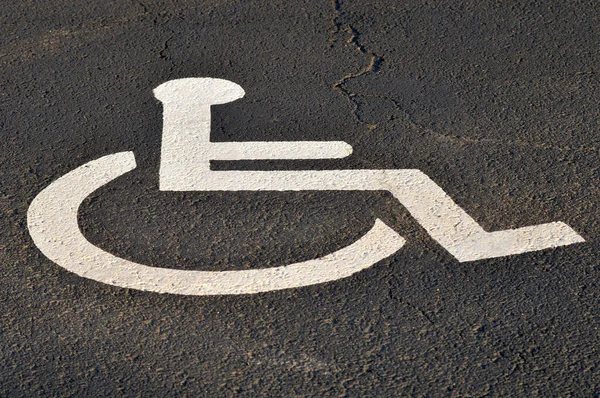 アスファルト上の車椅子アクセス標識 — ストック写真