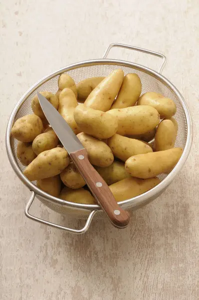 Draufsicht Auf Kartoffeln Sieb Mit Messer Auf Beigem Hintergrund Studioaufnahme — Stockfoto