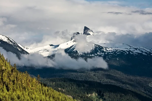 Musta Tusk Mountain Garibaldi Provincial Park Coast Mountains Brittiläinen Kolumbia — kuvapankkivalokuva