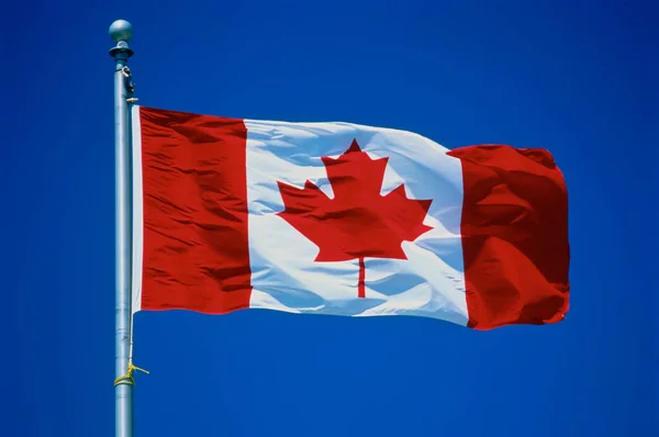 加拿大国旗和蓝天 — 图库照片
