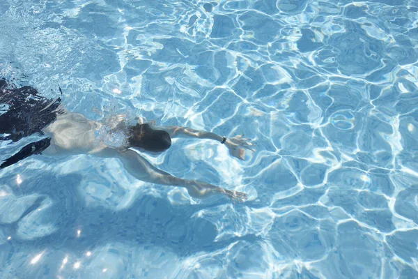 Wysoki Kąt Widzenia Człowieka Pływanie Spokojnej Przejrzystej Wodzie — Zdjęcie stockowe