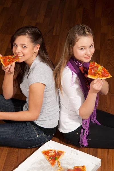 Sorrindo Adolescentes Meninas Comendo Pizza — Fotografia de Stock