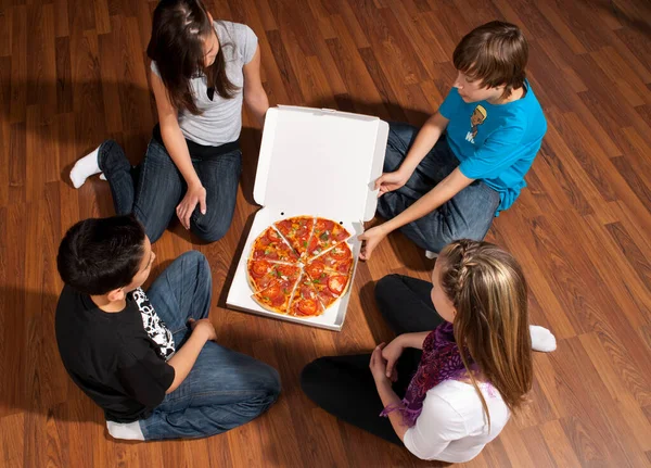 Crianças Comendo Pizza Chão Madeira — Fotografia de Stock
