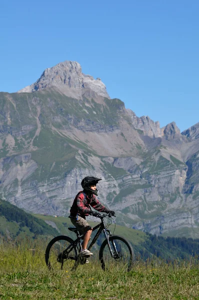 Boy Riding Bicicleta Montanhas Alpes França — Fotografia de Stock