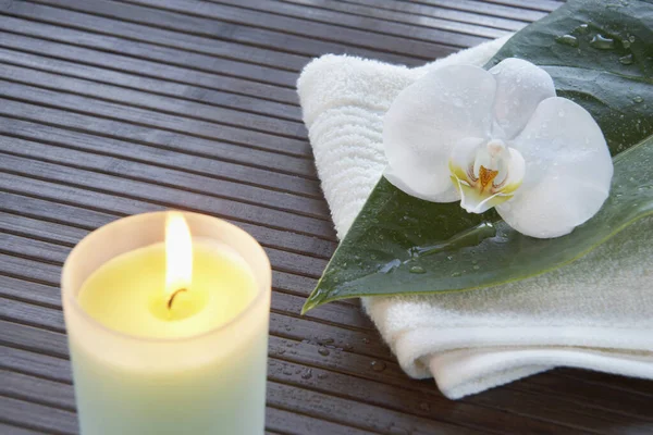 Orchidea Świeca Ręcznikiem Spa Wellness — Zdjęcie stockowe