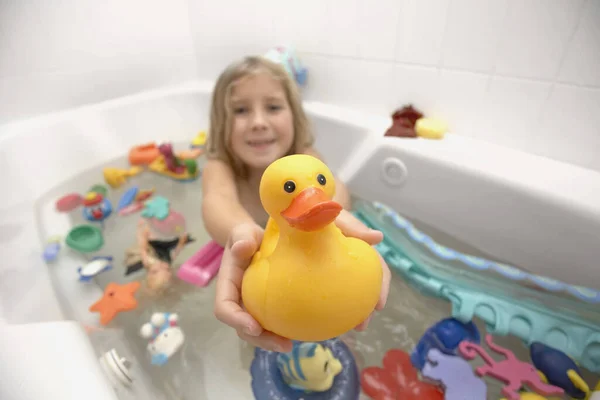 Menina Bath Segurando Pato Borracha — Fotografia de Stock