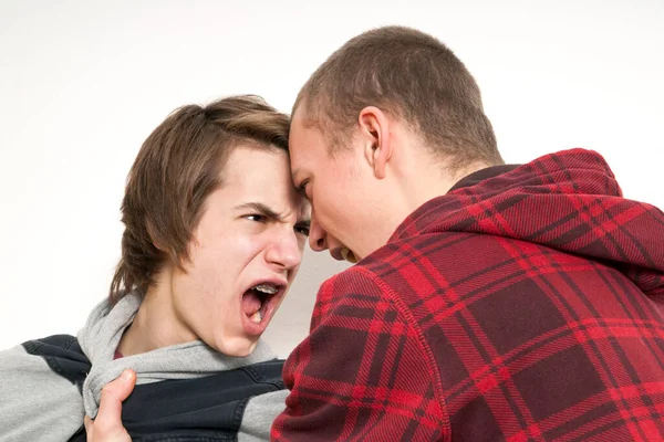 Close Dois Meninos Adolescentes Brigando Gritando Uns Com Outros Estúdio — Fotografia de Stock