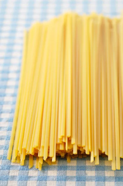 Rohe Pasta Auf Blauem Tisch — Stockfoto