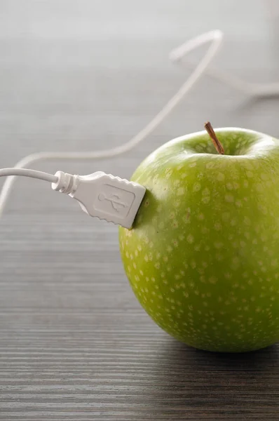 Kabeln Ansluten Till Apple — Stockfoto
