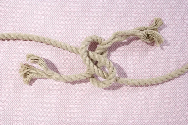 Knoten Gebundene Seile Auf Rosa Hintergrund — Stockfoto