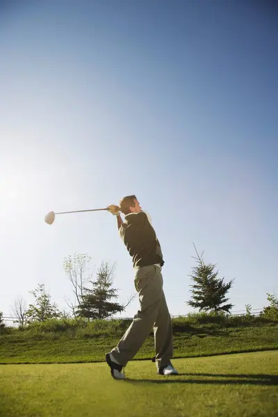 Hombre Jugando Golf Verano — Foto de Stock