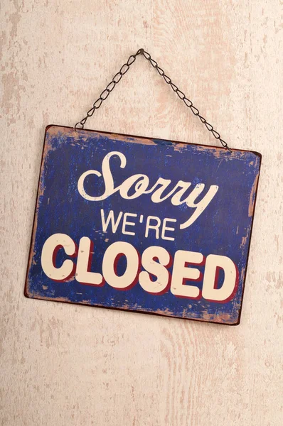 Closed Sign Aged Wall Background — Stock Photo, Image