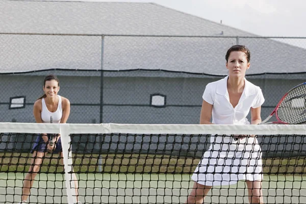 Due Donne Che Giocano Tennis — Foto Stock