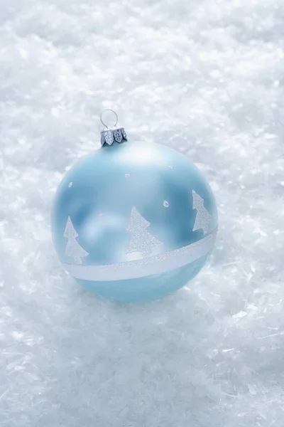 Bola Natal Azul Fundo Neve Branca — Fotografia de Stock