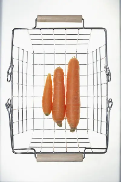 购物篮里的胡萝卜 顶视图 — 图库照片