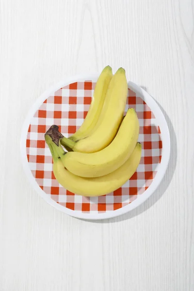 Bananas Amarelas Placa Vermelha Vista Superior — Fotografia de Stock