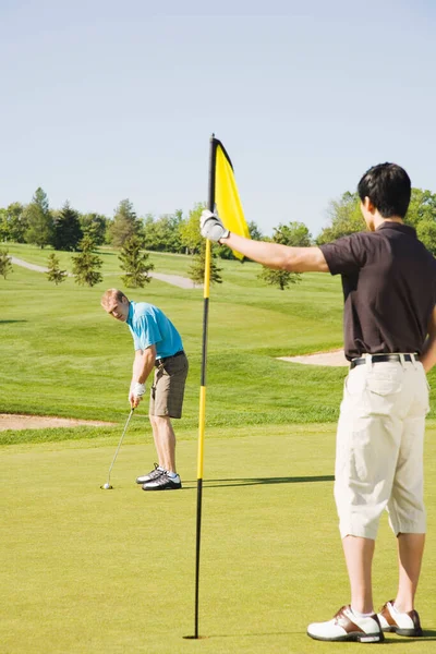 Erkekler Golf Sahasında Golf Oynuyor — Stok fotoğraf