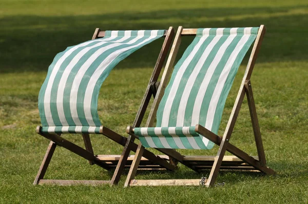 Krzesła Plażowe Zielonej Trawie — Zdjęcie stockowe