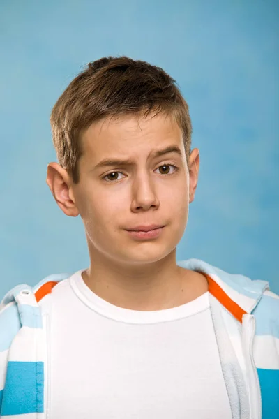 Portrét Chlapce Modrém Pozadí — Stock fotografie