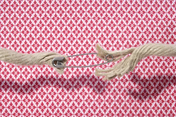 安全ピンと共に保持されるロープ — ストック写真