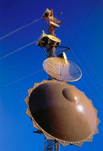 加拿大不列颠哥伦比亚省盐泉岛输电塔 — 图库照片