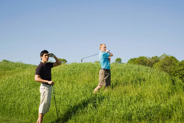 Männer Spielen Golf Auf Golfplatz — Stockfoto
