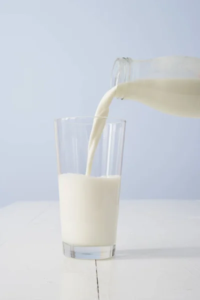 Разливая Стакан Молока — стоковое фото