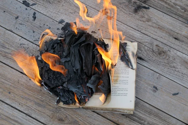 Burning Book Ξύλινο Φόντο — Φωτογραφία Αρχείου
