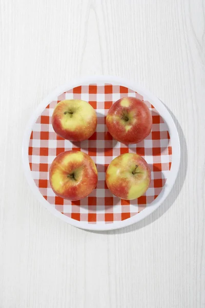 Äpfel Auf Rotem Teller Draufsicht — Stockfoto