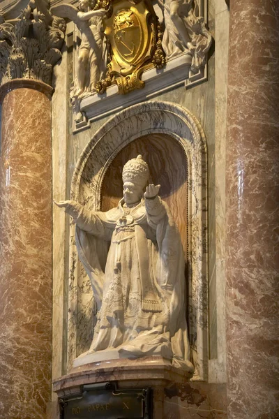意大利罗马圣彼得大教堂雕像 — 图库照片