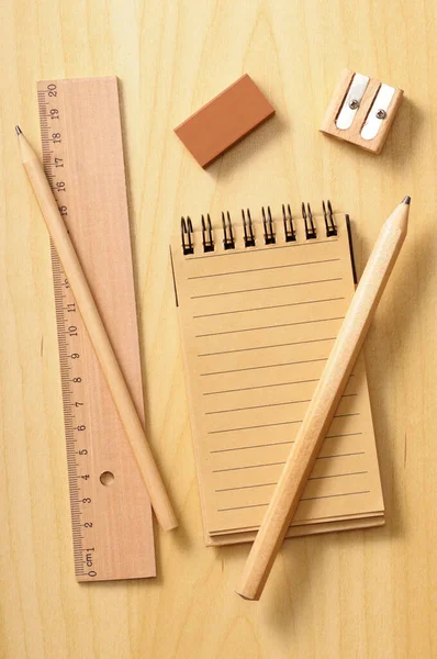 ノート 木製の背景の定規と鉛筆 スタジオショット — ストック写真